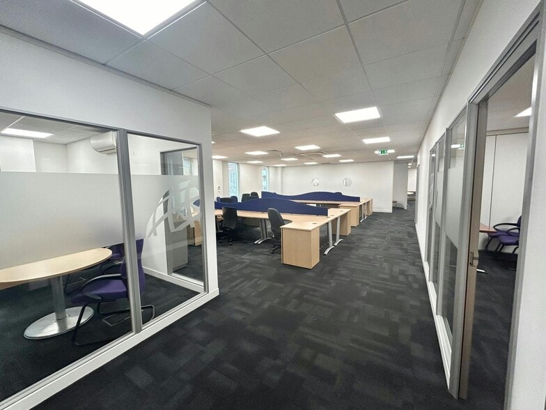 61 Chertsey Rd, Woking for lease - Building Photo - Image 3 of 7