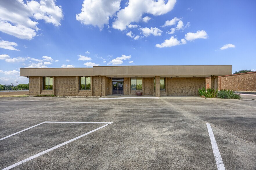 8001 E R L Thornton Fwy, Dallas, TX for sale - Primary Photo - Image 1 of 41