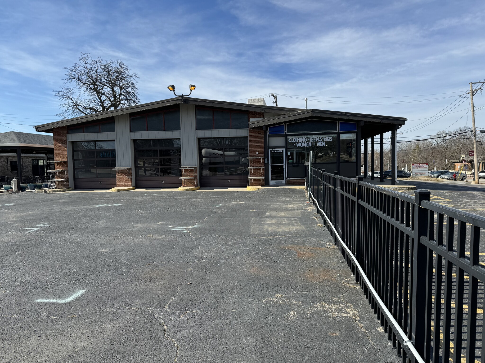 5 S Madison St, Oswego, IL à louer Photo du bâtiment- Image 1 de 19