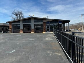 5 S Madison St, Oswego, IL à louer Photo du bâtiment- Image 1 de 19