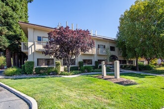 1340 S De Anza Blvd, San Jose, CA à louer Photo du bâtiment- Image 2 de 10