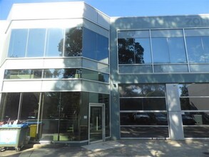 12 Chaplin Dr, Lane Cove West à louer Photo du bâtiment- Image 2 de 4