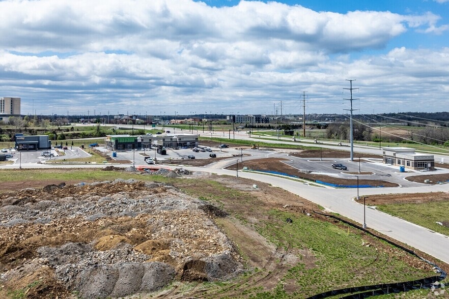 18203 W 101st St, Lenexa, KS for lease - Building Photo - Image 3 of 6