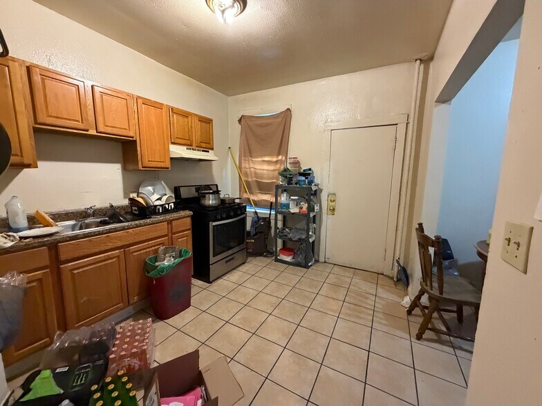 1328 W Greenfield Ave, Milwaukee, WI à vendre - Photo du bâtiment - Image 2 de 7