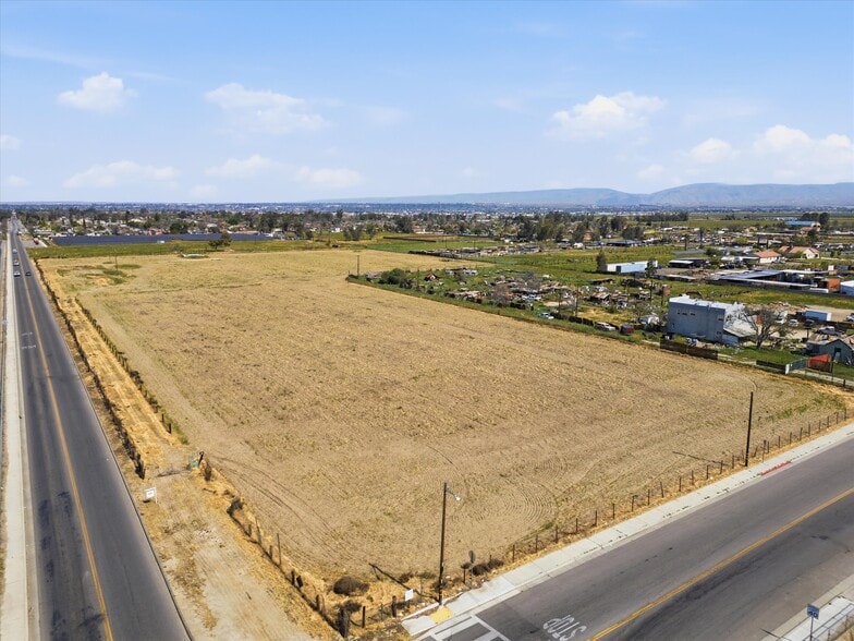 900 E Planz Rd, Bakersfield, CA for sale - Building Photo - Image 2 of 9
