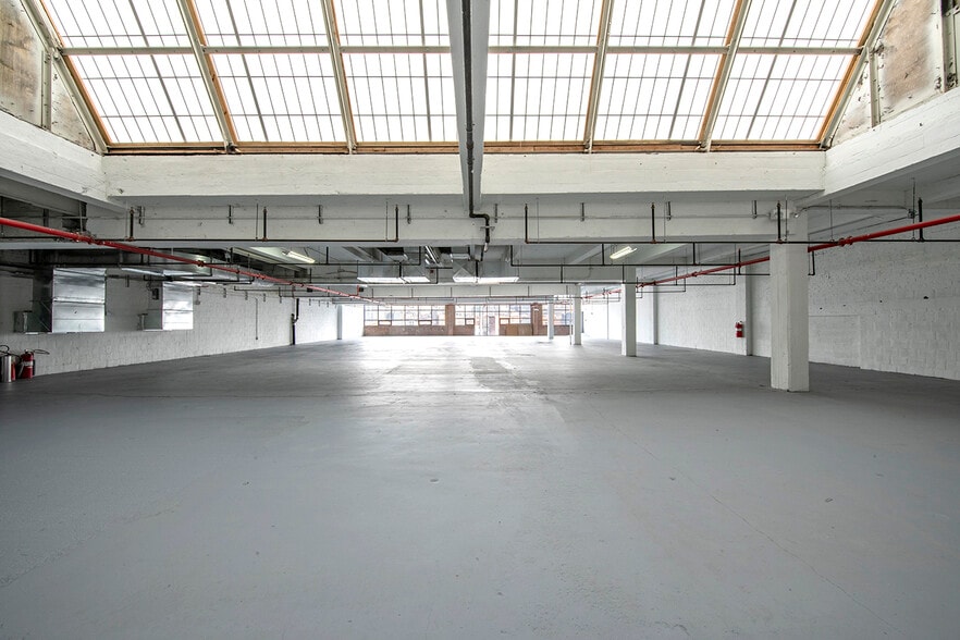 160 Van Brunt St, Brooklyn, NY for lease - Interior Photo - Image 3 of 37