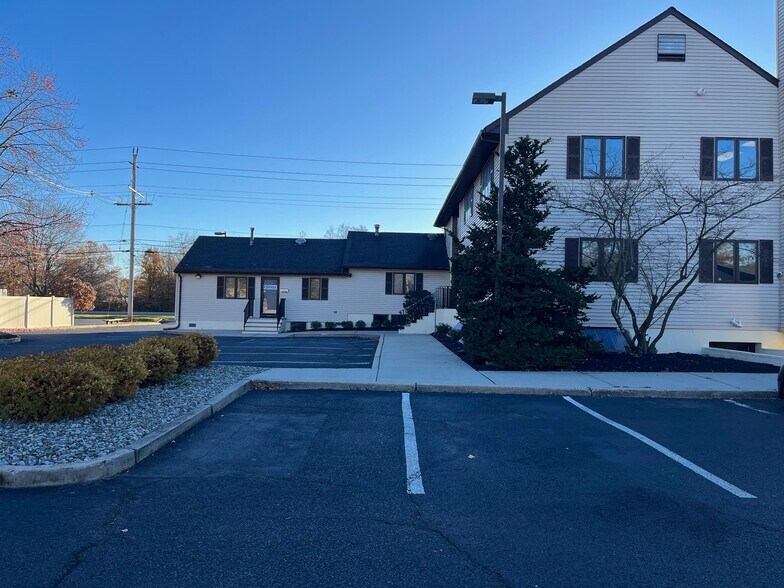 614 Route 130, East Windsor, NJ à louer - Photo du bâtiment - Image 3 de 5