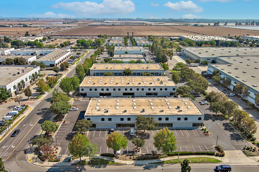 2360 E Sturgis Rd, Oxnard, CA à vendre - Photo du bâtiment - Image 3 de 17