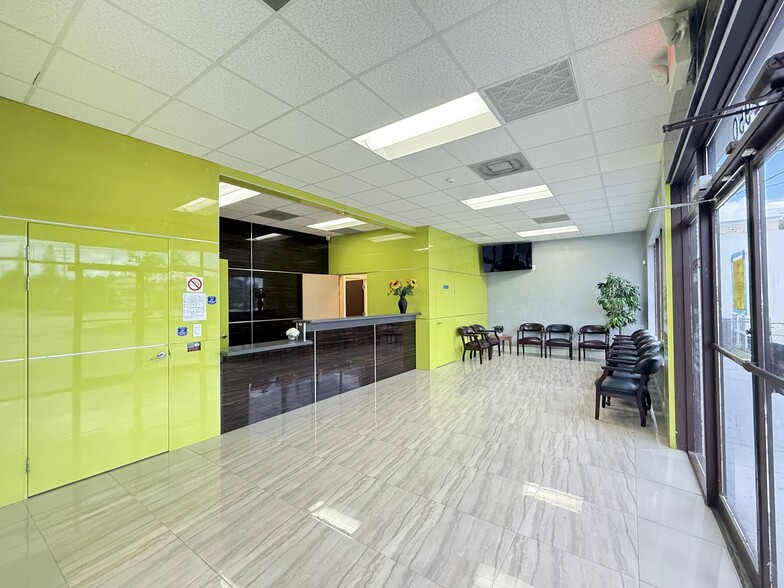 2950 W Griffin Rd, Fort Lauderdale, FL à louer - Hall d’entrée - Image 1 de 22