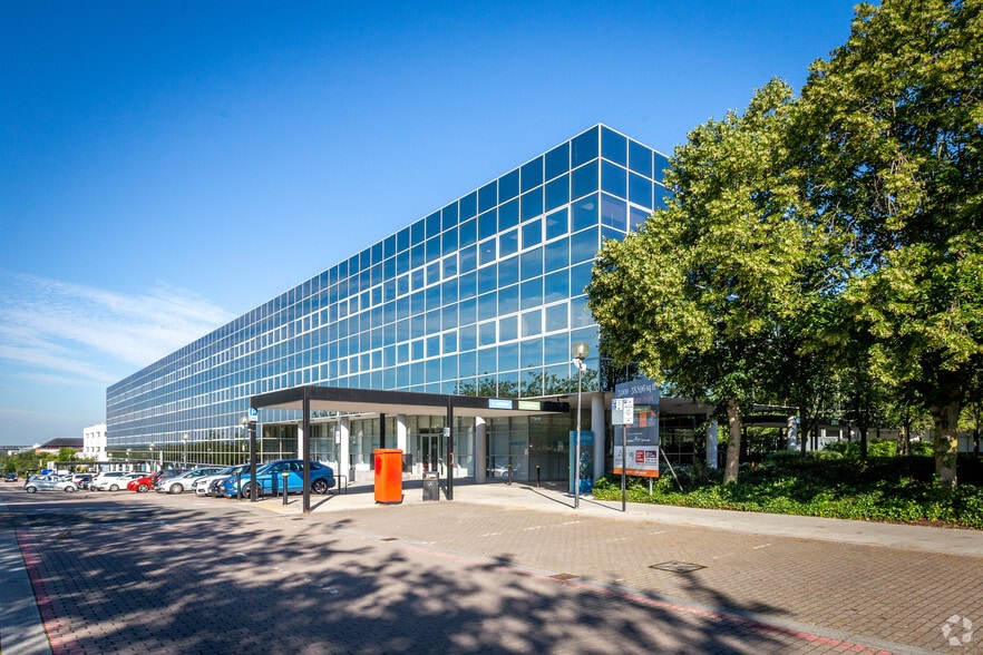 Silbury Blvd, Milton Keynes for lease - Primary Photo - Image 1 of 63