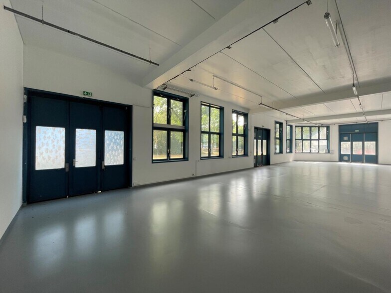 Flex in Fresnes for lease - Interior Photo - Image 2 of 20