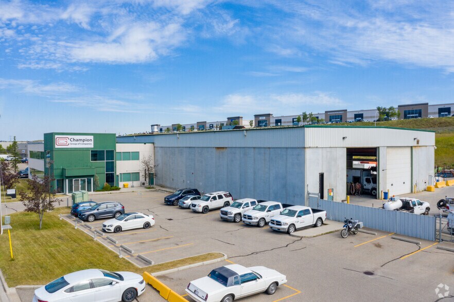 7664 10th St NE, Calgary, AB à vendre - Photo principale - Image 1 de 1