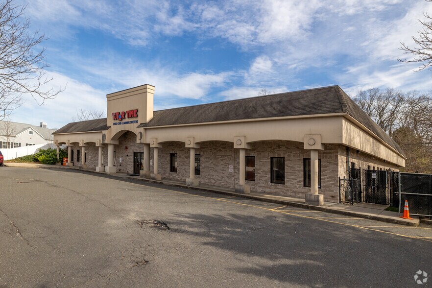 1134 Jericho Tpke, Commack, NY à louer - Photo principale - Image 1 de 8