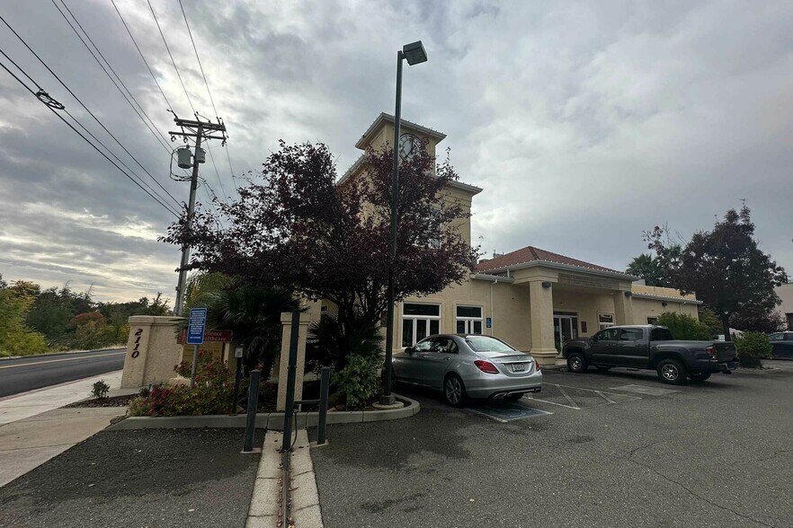 2110 Railroad Ave, Redding, CA à louer - Photo du bâtiment - Image 2 de 6