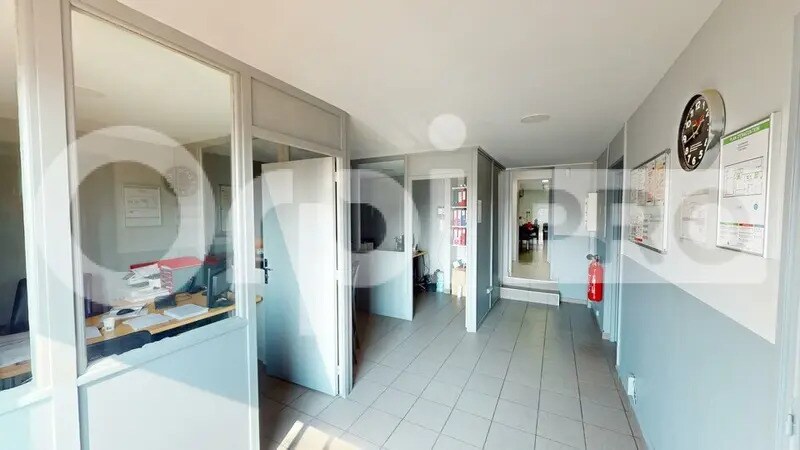 Flex in Corbas for lease - Interior Photo - Image 2 of 5