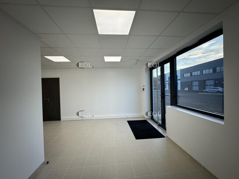 Flex in Savigny-le-Temple for lease - Interior Photo - Image 3 of 7