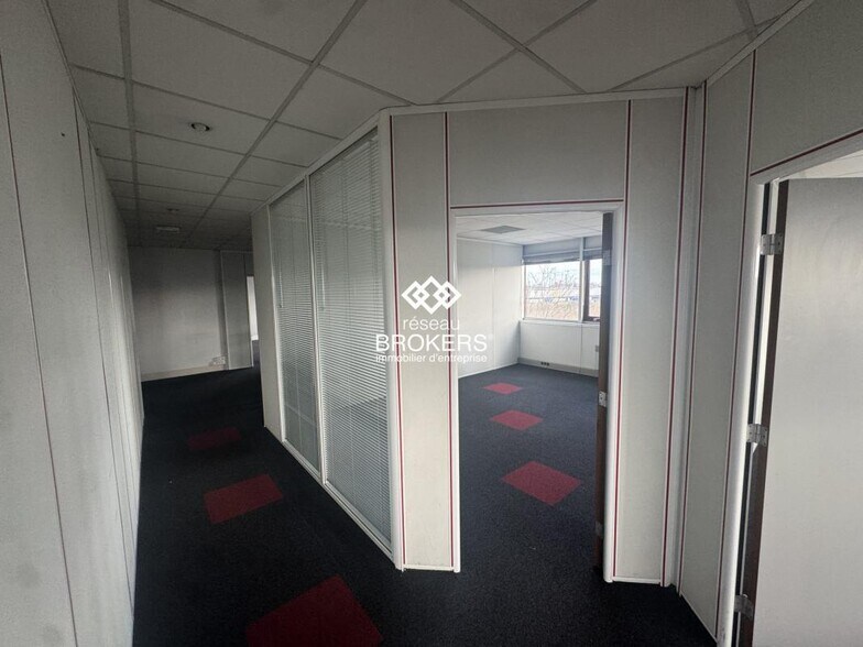 Office in Gennevilliers for lease - Interior Photo - Image 2 of 4