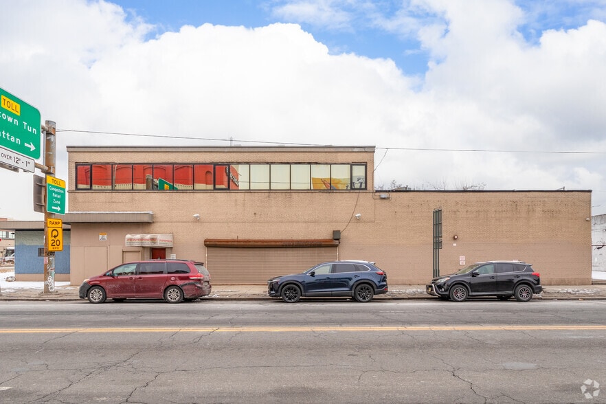 4939 Van Dam St, Long Island City, NY for sale - Building Photo - Image 3 of 14