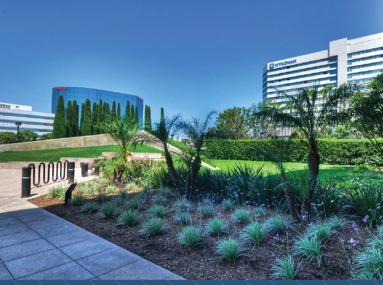 2100 Main St, Irvine, CA for lease - Building Photo - Image 3 of 8