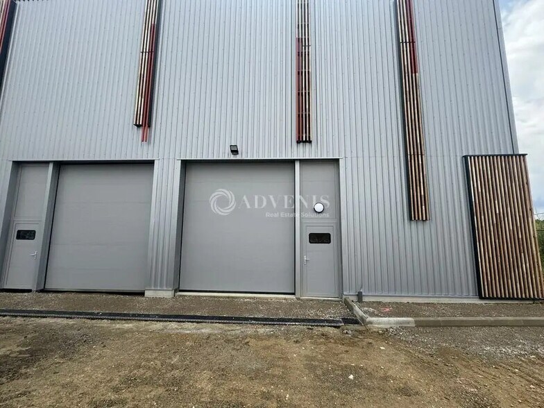 Flex in Louvres for lease - Building Photo - Image 2 of 7