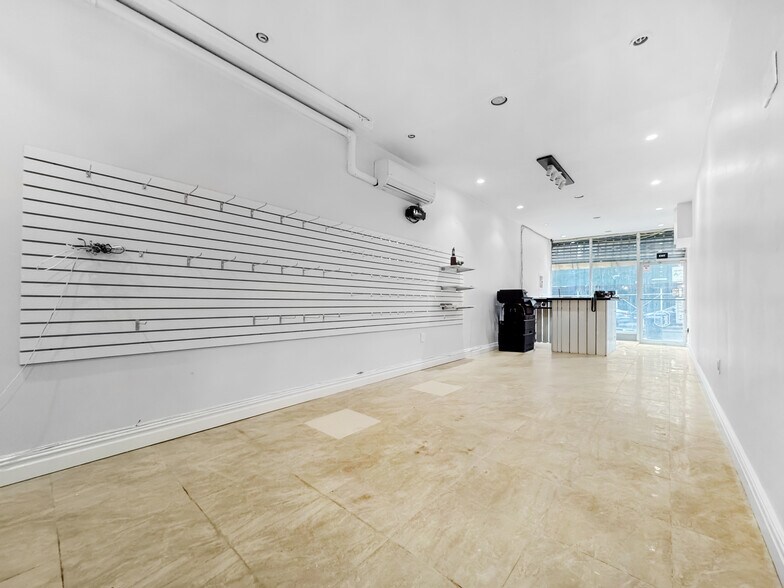 438 Wilson Ave, Brooklyn, NY à louer - Photo du bâtiment - Image 2 de 9