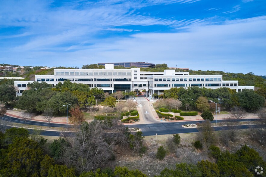 5918 Courtyard Dr W, Austin, TX à louer - Photo du bâtiment - Image 2 de 16