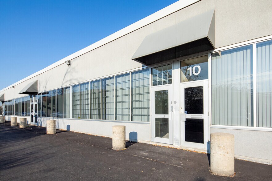 1040 Martin Grove Rd, Toronto, ON à vendre - Photo du bâtiment - Image 3 de 35