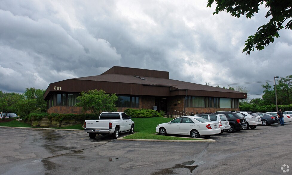 16W343 83rd St, Burr Ridge, IL à louer - Photo du bâtiment - Image 2 de 19