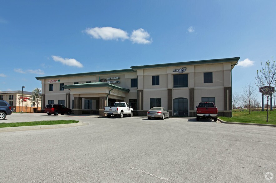 100 NE Missouri Rd, Lee's Summit, MO à louer - Photo du bâtiment - Image 2 de 11