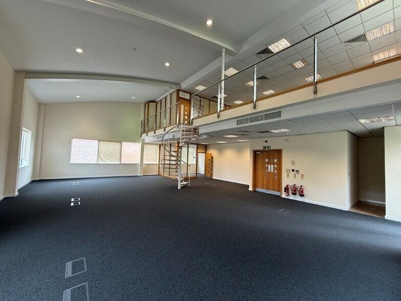 1 Brooklands Rd, Weybridge à vendre - Photo du bâtiment - Image 3 de 7