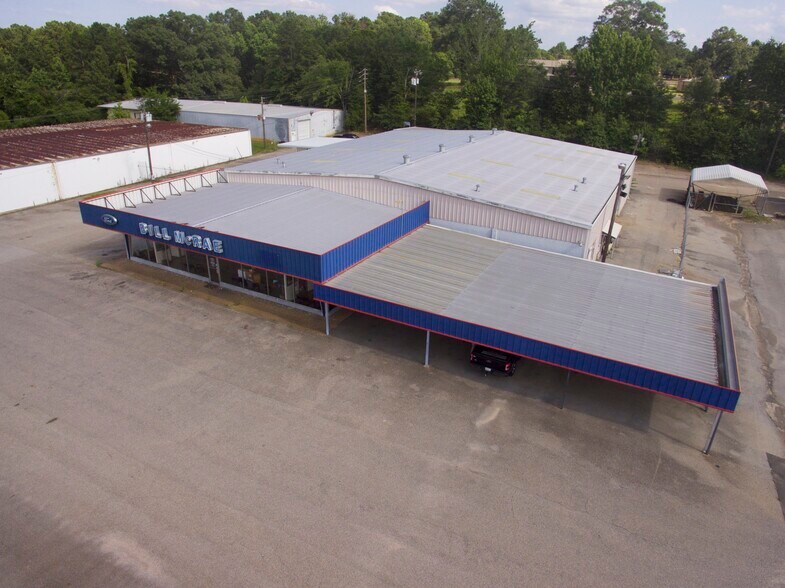 Former Car Dealership - Industrial portefeuille de 2 propriétés à vendre sur LoopNet.ca - Photo du bâtiment - Image 3 de 10