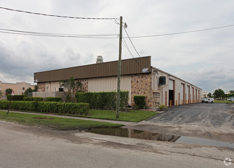 1109 25th St, West Palm Beach, FL for lease - Building Photo - Image 2 of 16