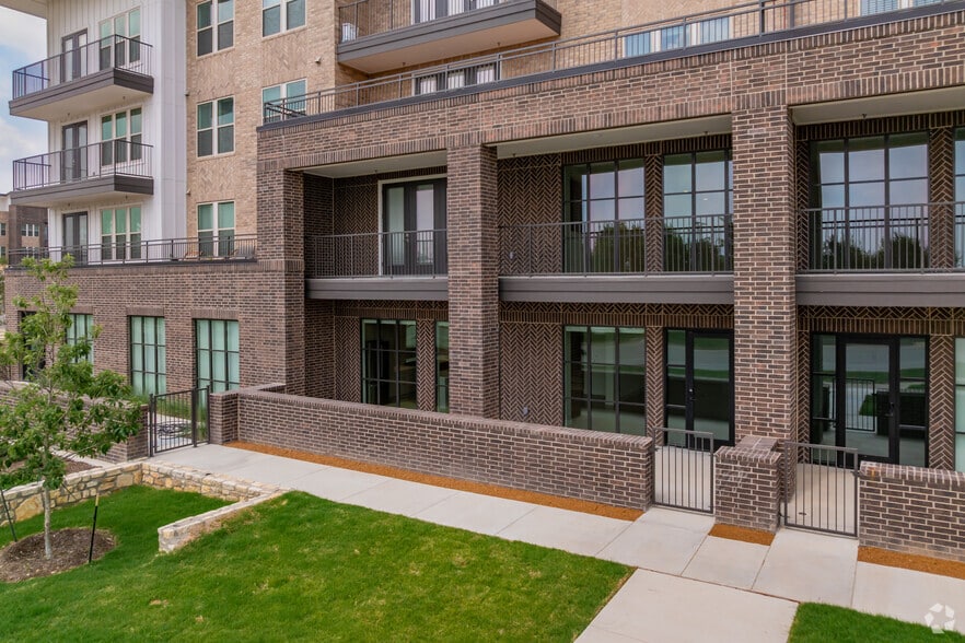 7910 S New Braunfels, San Antonio, TX for lease - Building Photo - Image 2 of 53