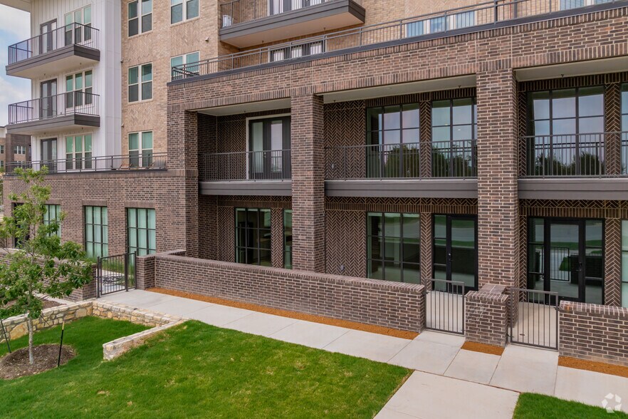 7910 S New Braunfels, San Antonio, TX à louer - Photo du bâtiment - Image 2 de 53