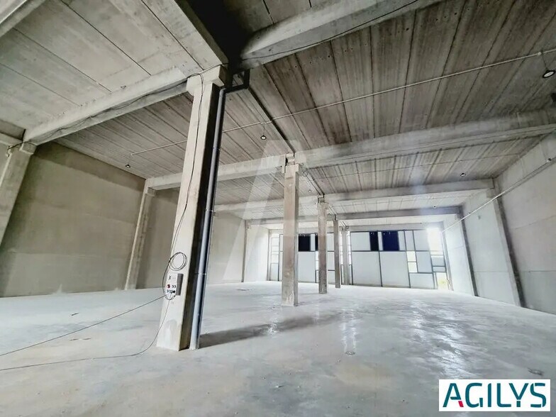 Flex dans Élancourt à louer - Photo du bâtiment - Image 1 de 11