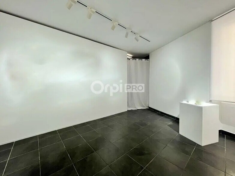 Commerce de détail dans Nantes à louer - Photo du bâtiment - Image 1 de 3