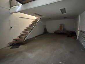 10 Avenue Du Fief, Saint-Ouen-l'Aumône for lease Interior Photo- Image 2 of 8