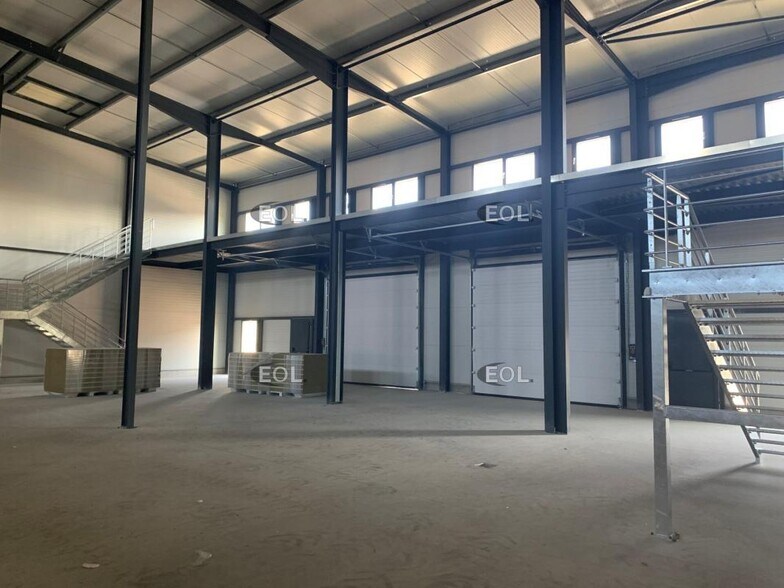 Flex in Carpentras for lease - Building Photo - Image 2 of 3
