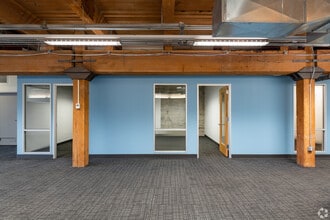 568 1st Ave S, Seattle, WA à louer Photo intérieure- Image 2 de 4