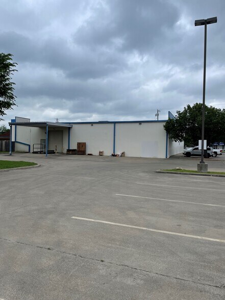 7812 Lake June Rd, Dallas, TX for lease - Building Photo - Image 2 of 3