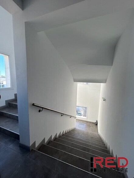 Office in Eguilles for lease - Interior Photo - Image 2 of 4