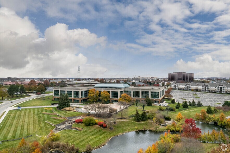 7575 Huntington Park Dr, Columbus, OH à louer - Photo du bâtiment - Image 2 de 3