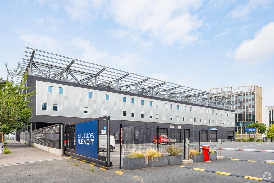 Office in Saint-Denis for lease - Building Photo - Image 3 of 4