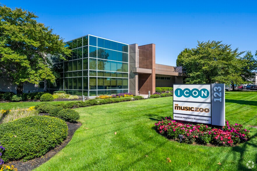 123 Smith St, Farmingdale, NY for lease - Primary Photo - Image 1 of 5