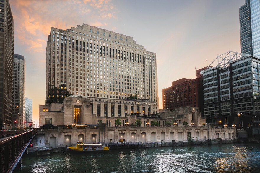 2 N Riverside Plz, Chicago, IL à louer - Photo du bâtiment - Image 1 de 11