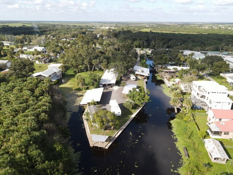 1069 Marina Ln, Moore Haven, FL for sale - Primary Photo - Image 1 of 10