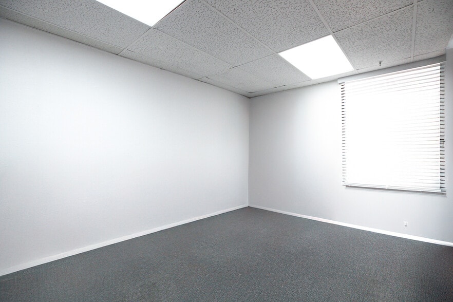 2639 W Woodland Dr, Anaheim, CA for sale - Interior Photo - Image 2 of 9