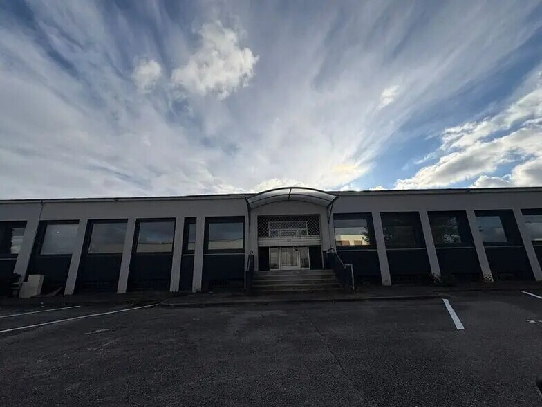 Local d'activités dans Chassieu à vendre - Photo du bâtiment - Image 1 de 14