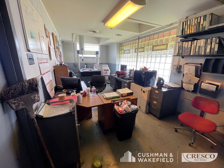 16116 Puritas Ave, Cleveland, OH for sale - Interior Photo - Image 3 of 7