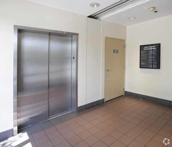 2031 W Alameda Ave, Burbank, CA à louer - Hall d’entrée - Image 3 de 10